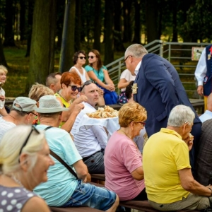 Cżesowanie chlebem dożynkowym publiczność dożynkową