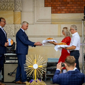 Uroczyste przekazanie chlebów przez Starostów dożynkowych WójtowiGrzegorzowi Zadęckiemu oraz Przewodniczącemu Rady Gminy Michałowi Nolewajce