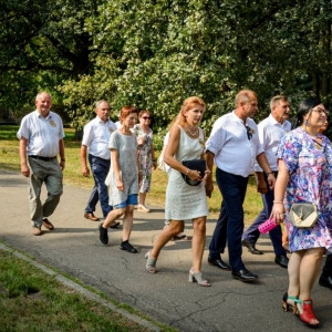 Przemarsz korowodu z Kościoła do amfiteatru