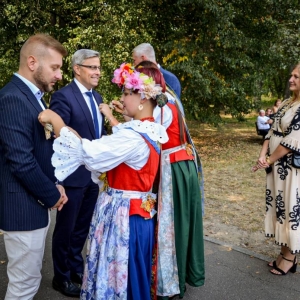 Przypinanie kotylionów zaproszonym gościom