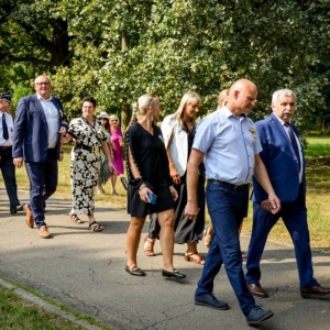 Przemarsz korowodu z Kościoła do amfiteatru