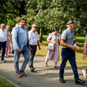 Przemarsz korowodu z Kościoła do amfiteatru