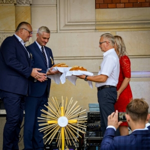 Uroczyste przekazanie chlebów przez Starostów dożynkowych WójtowiGrzegorzowi Zadęckiemu oraz Przewodniczącemu Rady Gminy Michałowi Nolewajce