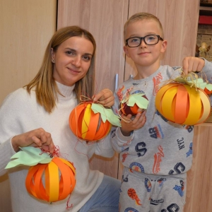 Zdjęcie przedstawia uczestników zajęć plastycznych z wykonanymi pracami plastycznymi
