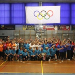 VIII Sportowa Olimpiada dla Seniorów w Radzionkowie - grupowe zdjęcie wszystkich uczestników