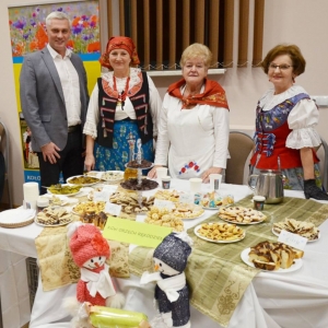 Uczestnicy konkursu Powiatowego Konkursu Potraw Regionalnych w Tąpkowicach wraz z Wójtem Gminy Świerklaniec