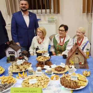 Uczestnicy konkursu Powiatowego Konkursu Potraw Regionalnych w Tąpkowicach wraz z Sołtysem Nakła Śląskiego