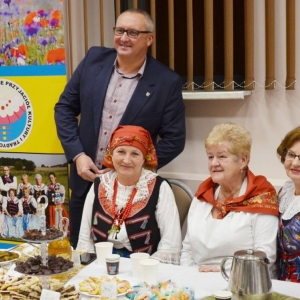 Uczestnicy konkursu Powiatowego Konkursu Potraw Regionalnych w Tąpkowicach wraz z Sołtysem Orzecha
