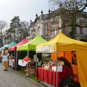 Zdjęcie przedstawia stoiska na jarmarku przedświątecznym w świerklanieckim parku