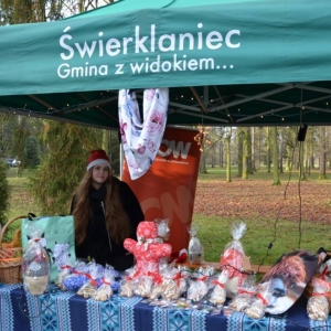 Zdjęcie przedstawia stoiska na jarmarku przedświątecznym w świerklanieckim parku