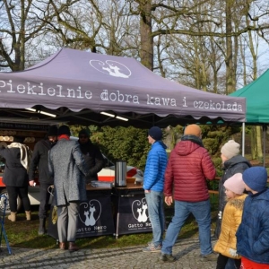 Zdjęcie przedstawia stoiska na jarmarku przedświątecznym w świerklanieckim parku