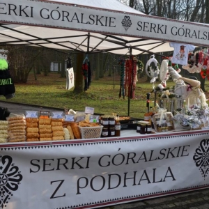 Zdjęcie przedstawia stoiska na jarmarku przedświątecznym w świerklanieckim parku