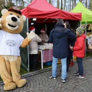 Zdjęcie przedstawia stoiska na jarmarku przedświątecznym w świerklanieckim parku