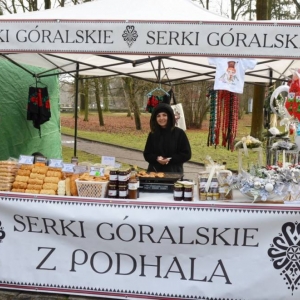 Zdjęcie przedstawia stoiska na jarmarku przedświątecznym w świerklanieckim parku