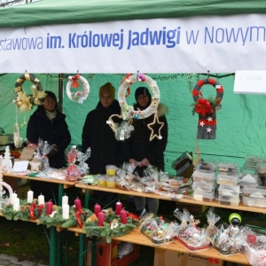 Zdjęcie przedstawia stoiska na jarmarku przedświątecznym w świerklanieckim parku