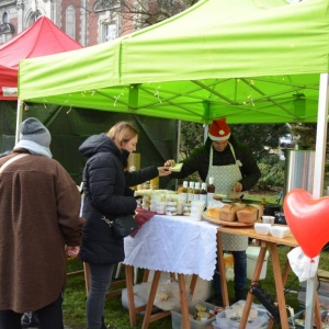 Zdjęcie przedstawia stoiska na jarmarku przedświątecznym w świerklanieckim parku