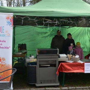 Zdjęcie przedstawia stoiska na jarmarku przedświątecznym w świerklanieckim parku