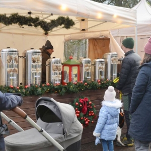 Zdjęcie przedstawia stoiska na jarmarku przedświątecznym w świerklanieckim parku