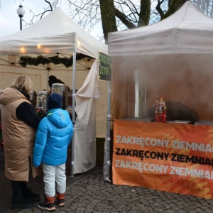 Zdjęcie przedstawia stoiska na jarmarku przedświątecznym w świerklanieckim parku
