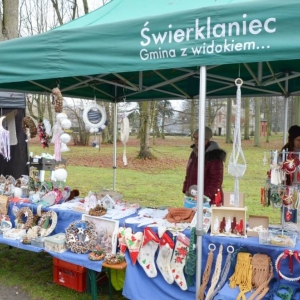 Zdjęcie przedstawia stoiska na jarmarku przedświątecznym w świerklanieckim parku