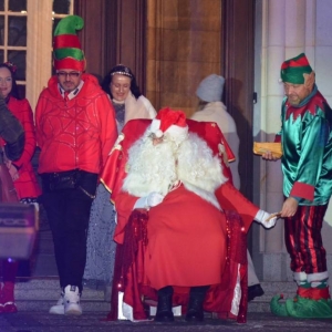 Zdjęcie przedstawia spotkanie z Mikołajem w świerklanieckim parku