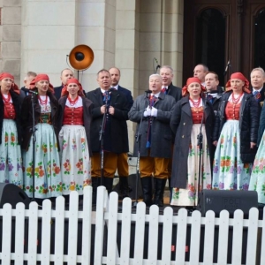 Zdjęcie przedstawia występy artystyczne poprzedzające spotkanie z Mikołajem w świerklaniecki parku