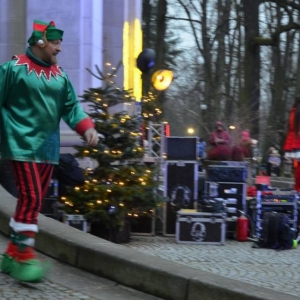 Zdjęcie przedstawia spotkanie z Mikołajem w świerklanieckim parku
