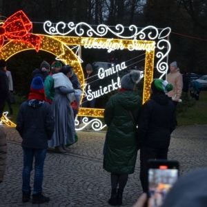 Zdjęcie przedstawia spotkanie z Mikołajem w świerklanieckim parku