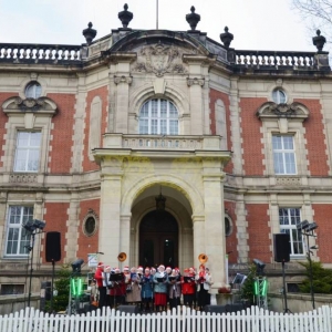 Zdjęcie przedstawia występy artystyczne poprzedzające spotkanie z Mikołajem w świerklaniecki parku