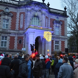 Zdjęcie przedstawia spotkanie z Mikołajem w świerklanieckim parku
