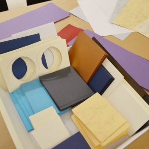 Dostępne materiały papiernicze z których wykonywane były prace podczas rodzinnych warsztatów