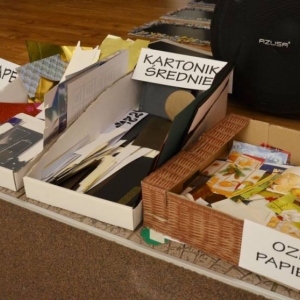 Dostępne materiały papiernicze z których wykonywane były prace podczas rodzinnych warsztatów