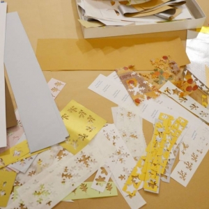 Dostępne materiały papiernicze z których wykonywane były prace podczas rodzinnych warsztatów