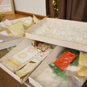 Dostępne materiały papiernicze z których wykonywane były prace podczas rodzinnych warsztatów