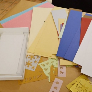 Dostępne materiały papiernicze z których wykonywane były prace podczas rodzinnych warsztatów