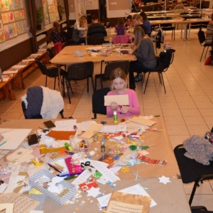 Rodzinne warsztaty robienia kartek świątecznych