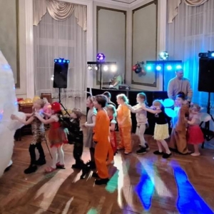 Zdjęcie przedstawia wspólną zabawę podczas Leśnego Balu Karnawałowego dla dzieci, który odbył się w Pałacu Kawalera