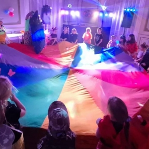 Zdjęcie przedstawia wspólną zabawę podczas Leśnego Balu Karnawałowego dla dzieci, który odbył się w Pałacu Kawalera