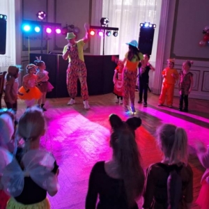 Zdjęcie przedstawia wspólną zabawę podczas Leśnego Balu Karnawałowego dla dzieci, który odbył się w Pałacu Kawalera