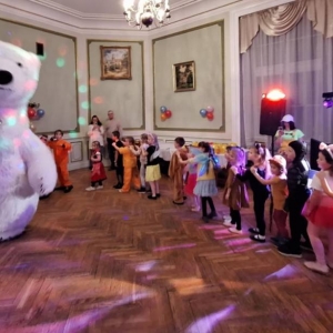Zdjęcie przedstawia wspólną zabawę podczas Leśnego Balu Karnawałowego dla dzieci, który odbył się w Pałacu Kawalera