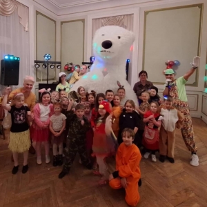 Zdjęcie przedstawia wspólną zabawę podczas Leśnego Balu Karnawałowego dla dzieci, który odbył się w Pałacu Kawalera