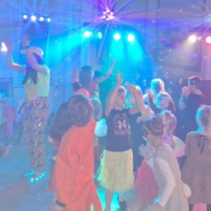 Zdjęcie przedstawia wspólną zabawę podczas Leśnego Balu Karnawałowego dla dzieci, który odbył się w Pałacu Kawalera