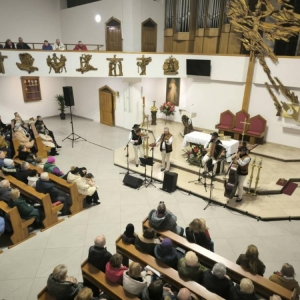 Zdjęcie przedstawia koncert kolędowy w Parafii w Świerklańcu. Koncert pt. Beskidzcy zbóje odbył się 19 stycznia
