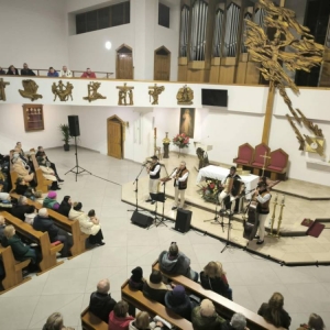 Zdjęcie przedstawia koncert kolędowy w Parafii w Świerklańcu. Koncert pt. Beskidzcy zbóje odbył się 19 stycznia