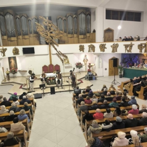 Zdjęcie przedstawia koncert kolędowy w Parafii w Świerklańcu. Koncert pt. Beskidzcy zbóje odbył się 19 stycznia