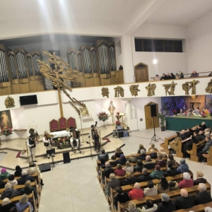 Zdjęcie przedstawia koncert kolędowy w Parafii w Świerklańcu. Koncert pt. Beskidzcy zbóje odbył się 19 stycznia