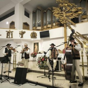 Zdjęcie przedstawia koncert kolędowy w Parafii w Świerklańcu. Koncert pt. Beskidzcy zbóje odbył się 19 stycznia