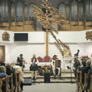 Zdjęcie przedstawia koncert kolędowy w Parafii w Świerklańcu. Koncert pt. Beskidzcy zbóje odbył się 19 stycznia