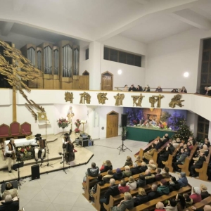 Zdjęcie przedstawia koncert kolędowy w Parafii w Świerklańcu. Koncert pt. Beskidzcy zbóje odbył się 19 stycznia