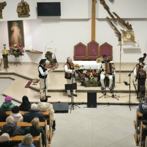 Zdjęcie przedstawia koncert kolędowy w Parafii w Świerklańcu. Koncert pt. Beskidzcy zbóje odbył się 19 stycznia